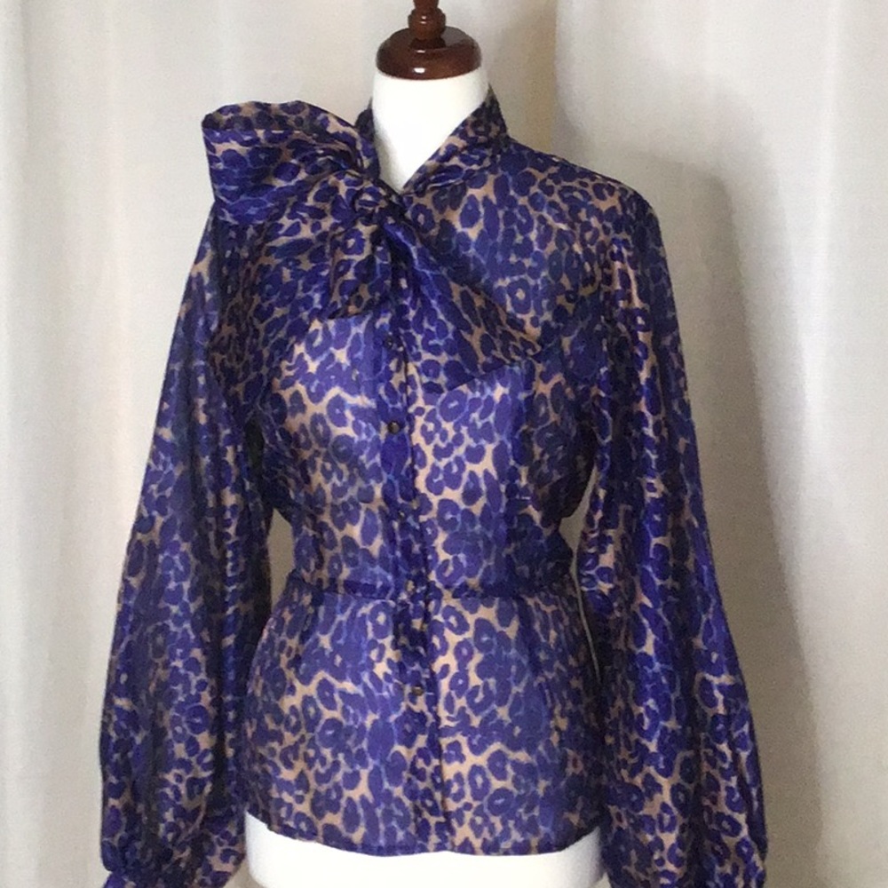 Blouse w/Bow (stylish for work or play)